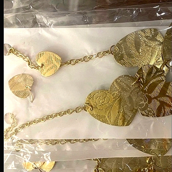 MINIMALIST Gold Heart Necklace & Earrings set - Picture 5 of 9